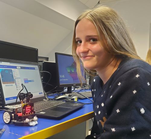 Atelier robogirls pour programmer un petit robot afin qu'il sorte du labyrinthe