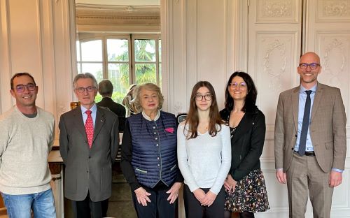 Signature convention entre une lycéenne de Saint-Dominique et la Fondation Un avenir ensemble