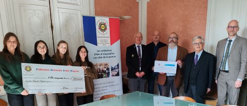 remise d'un chèque de soutien à l'Institut Saint-Dominique de Pau pour l'organisation du voyage mémoriel en Normandie