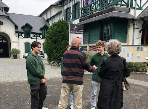 Des lycéens accueillent des visiteurs pour les journées du patrimoine à l'institut saint dominique de Pau