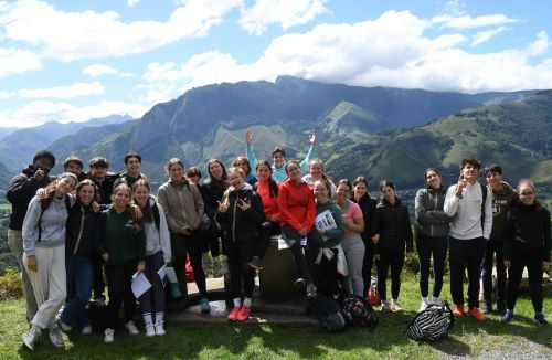 Les terminales spécialité SVT de l'institut saint dominique de pau posent devant un panorama de la vallée d'Aspe