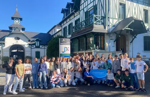 Les collégiens du Collège de Huesca posent devant la villa de l'Institut Saint-Dominique de Pau