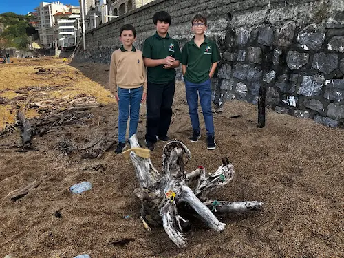 3 collégiens de Saint-Dominique pau ont fait une création sur le sable avec des déchets ramassés