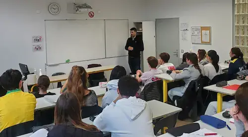 Les élèves de 1ère STMG de l'Institut Saint-Dominique de Pau reçoivent Xavier Soubeyran, Président de la société Abélio Propreté.