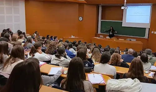 15 filles de 2nde de l'institut Saint-Dominique dans l'amphithéâtre de l'UPPA pour la Journée Filles et maths