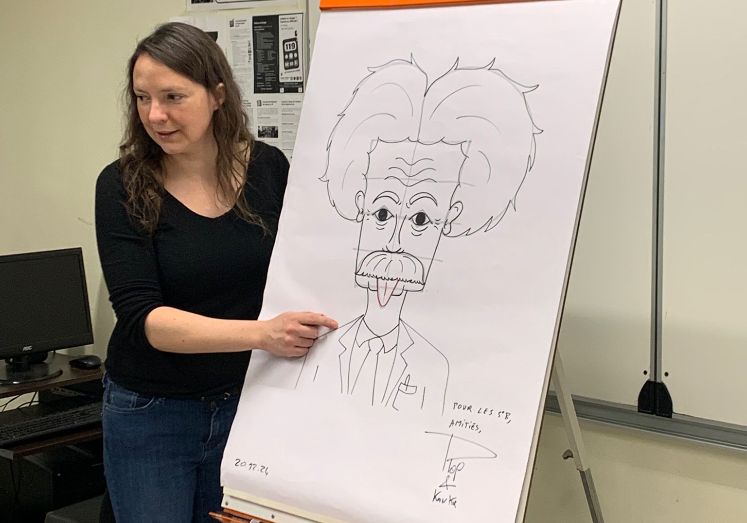 la dessinatrice Plop explique comment réaliser une caricature d'Einstein aux élèves de 5ème B de l'Institut Saint-Dominique de Pau